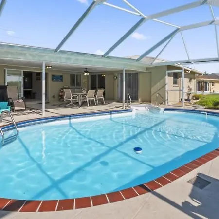 Villa Charming Waterfront Getaway With Pool!
